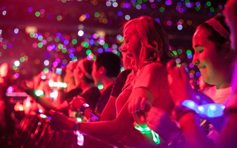 Pulseras LED audiorítmicas estilo Coldplay para eventos - Deluz Argentina